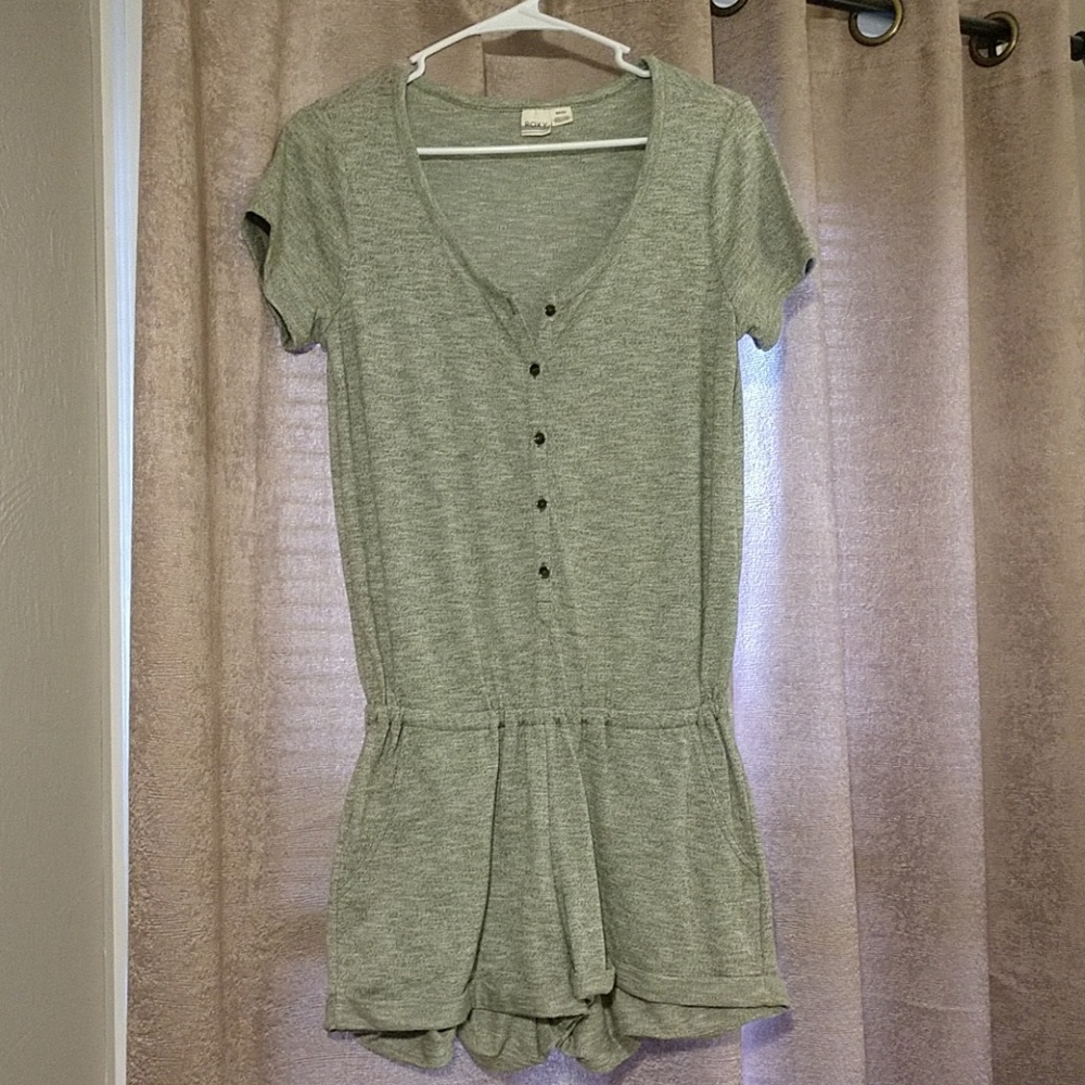 Roxy 🌻 short sleeved button up romper